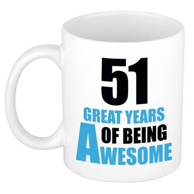 Verjaardag 51 jaar Koffiemok Cadeau - Great years of being awesome - wit/blauw