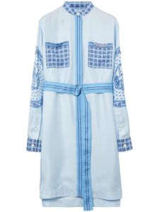 Burberry robe-chemise ceinturée à imprimé graphique - Bleu