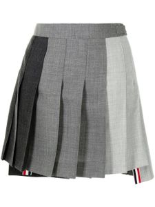 Thom Browne minijupe plissée à ourlet plus long au dos - Gris