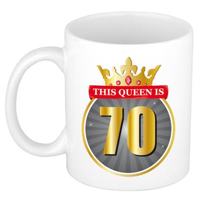 Dames 70 jaar verjaardag - Cadeau Koffiemok - This Queen is 70 - wit - beker - 70e verjaardag Dames 70 jaar verjaardag - Cadeau Koffiemok - This Queen is 70 - wit - beker - 70e verjaardag