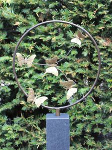 Asbestemming bronzen sculptuur ring met 5 messing vlinders incl. hardstenen sokkel 100x15x15 cm