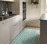 Groen vinyl vloerkleed keuken met witte bloemen