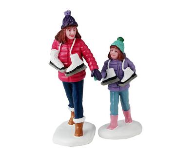 Skating Sisters 4x10x13 cm 2st Kersthuisje - Lemax