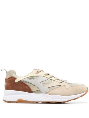Diadora baskets en daim à bout en amande - Tons neutres