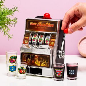 Gokautomaat drankspel met shotglaasjes