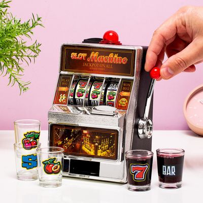 Gokautomaat drankspel met shotglaasjes