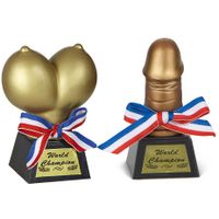 Set van 2x awards/prijzen gouden pik/piemel en borsten - 13 cm