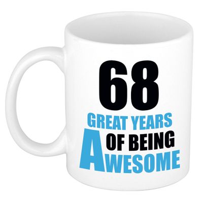 68 great years of being awesome cadeau mok / beker wit en blauw 68 great years of being awesome cadeau mok / beker wit en blauw