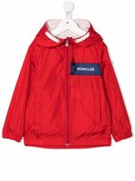 Moncler Enfant veste à patch logo poitrine - Rouge