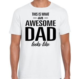 This is what an awesome dad looks like cadeau t-shirt wit heren - Vaderdag 2XL  -
