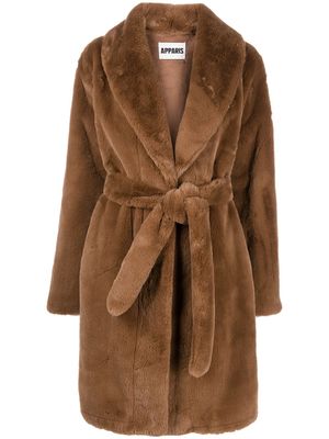 Apparis manteau Bree en fourrure artificielle à taille ceinturée - Marron
