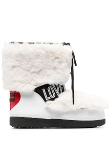 Love Moschino bottes en fourrure artificielle à logo embossé - Blanc