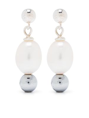 A Sinner in Pearls boucles d'oreilles à ornements de perles - Blanc