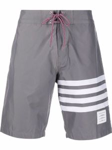 Thom Browne short de bain à 4 bandes signature - Gris