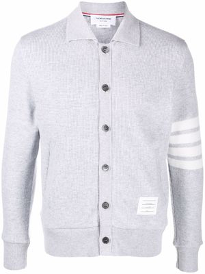 Thom Browne cardigan en maille gaufrée à détail 4 bandes signature - Gris