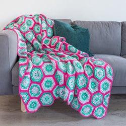 Yarn and Colors Flower Hexagon Blanket Haakpakket 034 Deep Cerise