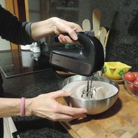 BLACK+DECKER Handmixer BXMX500E - 2 Gardes - 2 Deeghaken - 5 Standen + Turbo - thumbnail