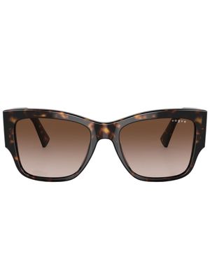 Vogue Eyewear lunettes de soleil carrées à effet écailles de tortue - Marron