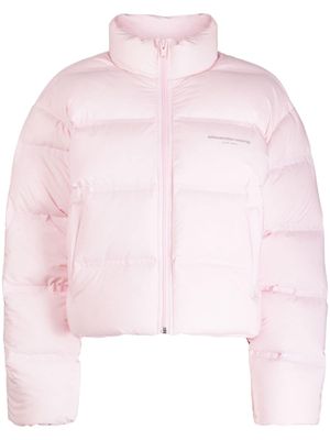 Alexander Wang doudoune crop à logo imprimé - Rose