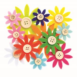 12x stuks gekleurde hobby bloemen van vilt met houten knoop   -