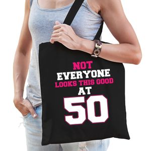 Not everyone looks this good at 50 verjaardag cadeau tasje zwart voor dames