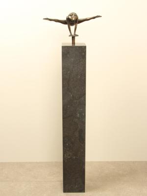 Bronzen kikker jump zwevend boven een sokkel
