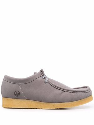Clarks Originals chaussures bateau lacées à logo imprimé - Gris