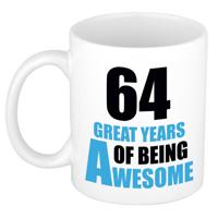 Verjaardag 64 jaar Koffiemok Cadeau - Great years of being awesome - wit/blauw