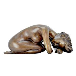 A BRONZE SCULPTURE OF A RECLINING FEMALE NUDE