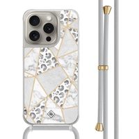 iPhone 15 Pro hoesje met grijs koord - Stone & leopard iPhone 15 Pro hoesje met grijs koord - Stone & leopard