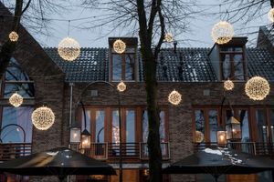 Kerstbal verlichting 80cm met warm witte en warm witte twinkel LED lampjes zwarte snoer