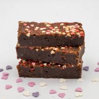 Love Bite Brownie - 12 Brownies Per Post - Brievenbus Pakket - Box Brownies - Hartjes Brownie - Traktatie Hartjes - Hart Onder De Riem Cadeau - Love