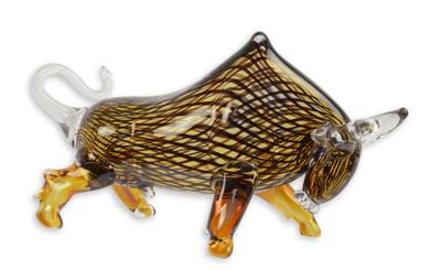 A MURANO STYLE GLASS FIGURINE OF A BULL