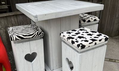 Bartafel met 4 krukken 50% korting