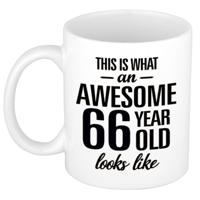This is what an awesome 66 year old looks like - cadeau koffiemok - 300 ml - verjaardag 66 jaar
