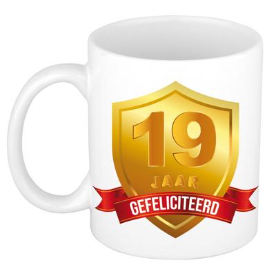 Leeftijd cadeau koffiemok - 19 jaar - Gefeliciteerd - Gouden schild - jubileum - verjaardaardag