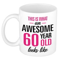 Verjaardag cadeau mok 60 jaar - roze - grappige tekst - 300 ml - keramiek