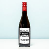 Wijnfles Hier Heb Je 9 Maanden Op Gewacht - Rood (Merlot)