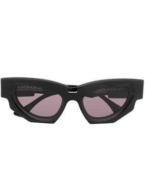 Kuboraum lunettes de soleil teintées à monture papillon - Noir