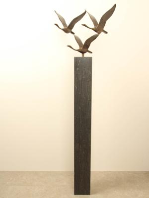 3 bronzen zwanen