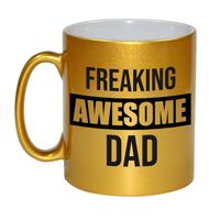 Vader cadeau gouden mok / beker freaking awesome dad - thumbnail