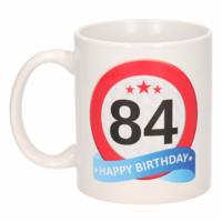 84 jaar Verjaardag koffiemok - cadeau beker - stopbord print - 300 ml - keramiek - wit