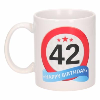 42 jaar Verjaardag koffiemok - cadeau beker - stopbord print - 300 ml - keramiek - wit