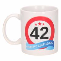 42 jaar Verjaardag koffiemok - cadeau beker - stopbord print - 300 ml - keramiek - wit