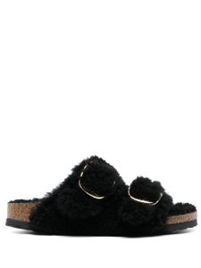 Birkenstock claquettes Arizona Big Buckle en peau lainée - Noir