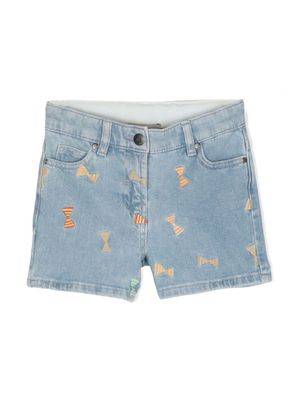 Stella McCartney Kids short en jean à motif brodé - Bleu
