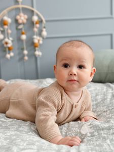 3-delige gebreide set: vest, broek en babyschoentjes gemêleerd beige