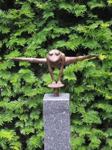 Bronzen kikker jump zwevend boven een sokkel (exclusief sokkel)