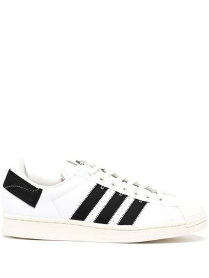 adidas baskets à rayures signature - Blanc
