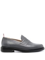 Thom Browne mocassins en cuir à entaille penny - Gris